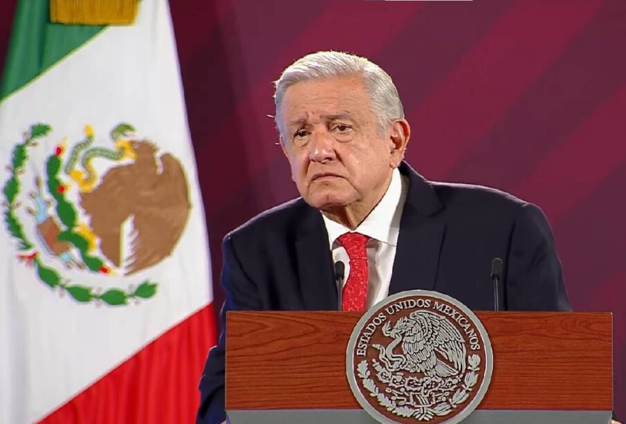 AMLO serio hablando de Ferrosur