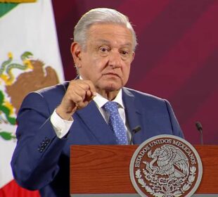 AMLO serio y cerrando puño