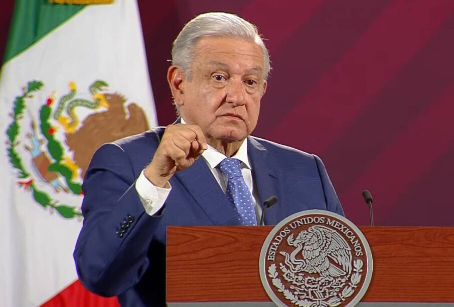 AMLO serio y cerrando puño