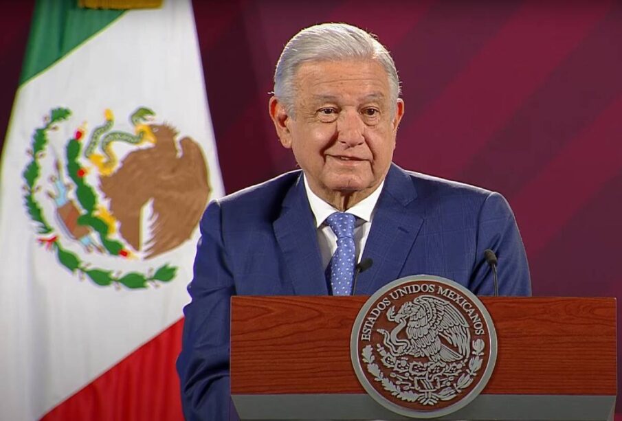 AMLO sonriendo en mañanera