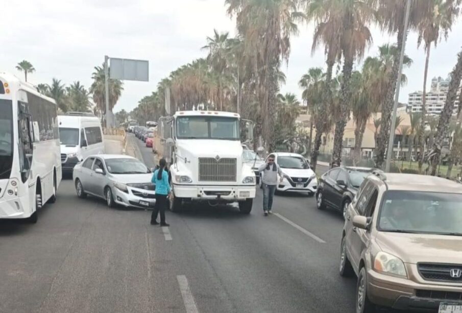 Accidente vehicular de un auto y un camión tipo pipa