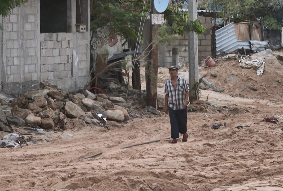 Adulto mayor caminando en zona de asentamientos en Los Cabos.