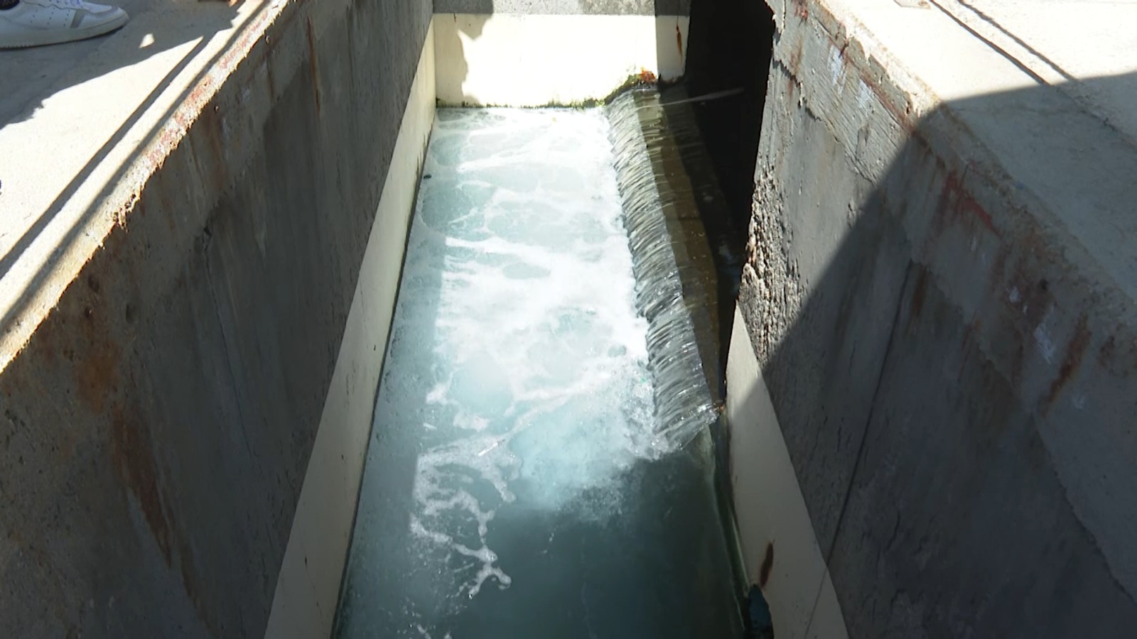 Agua corriendo por planta desalinizadora de Cabo San Lucas.