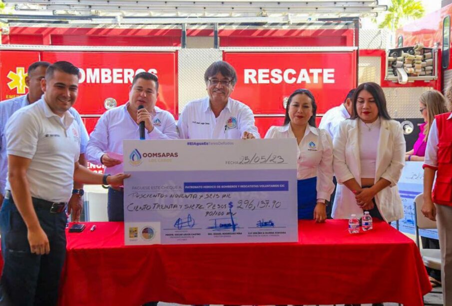 Alcalde de Los Cabos entregando un cheque con donaciones a cuerpo de emergencias.