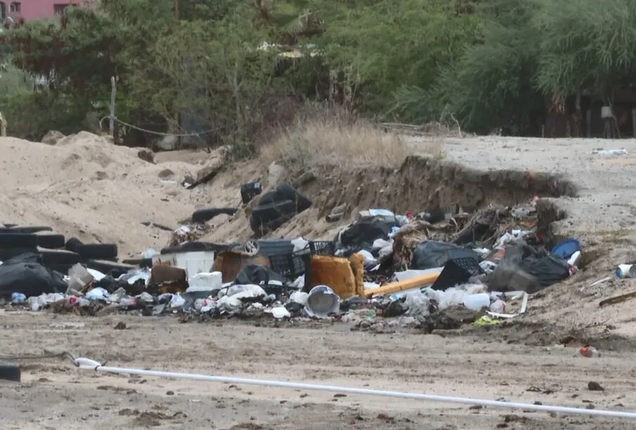 Arroyos en Los Cabos llenos de basura.