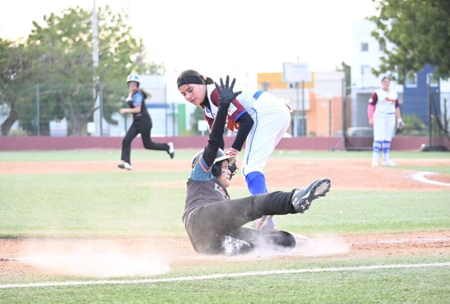 Atletas cabeñas practicando béisbol.