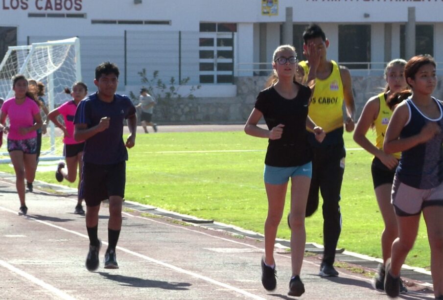 Atletas cabeños corriendo en una cancha de Los Cabos.