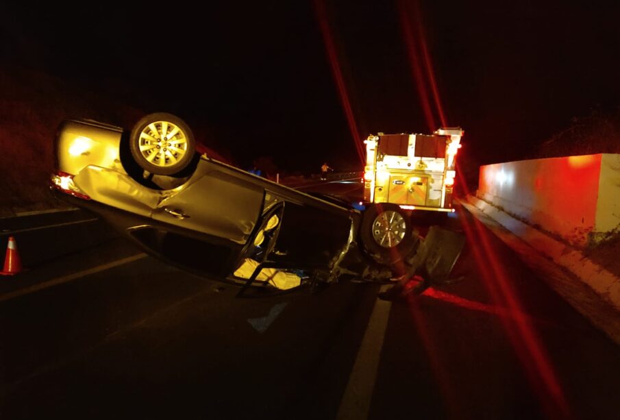 Automóvil volcado en la carretera Transpeninsular en Los Cabos.