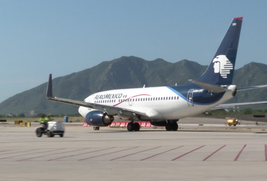 Avión de Aeroméxico en el Aeropuerto Internacional de Los Cabos.