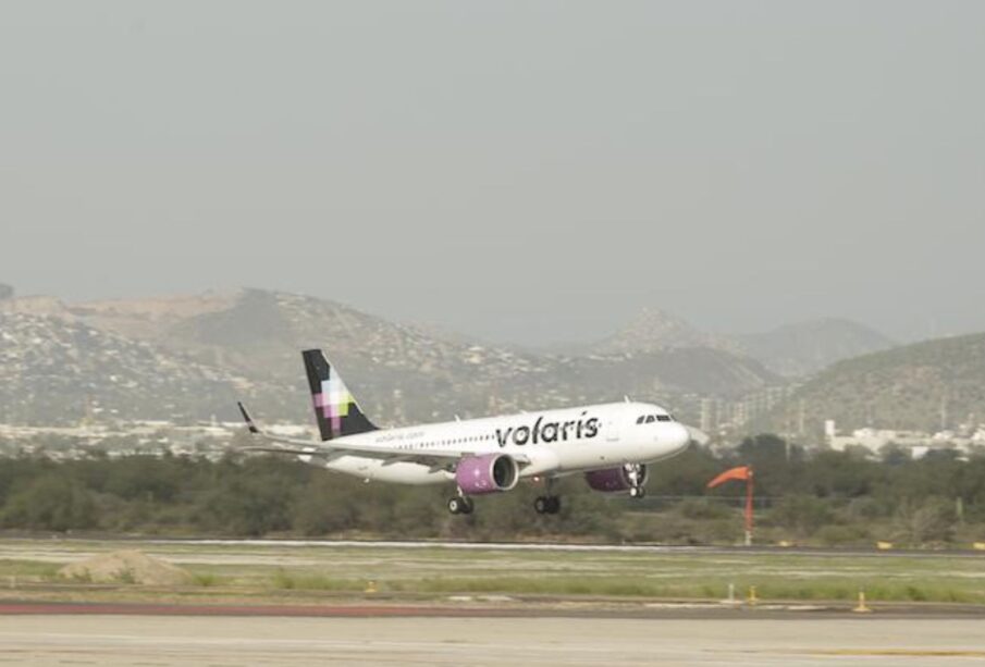 Avión de Volaris en el aeropuerto de La Paz.