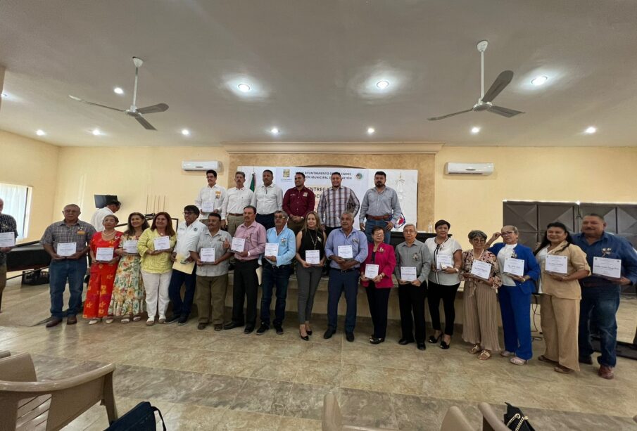 Ayuntamiento de Los Cabos entregando reconocimientos a maestros jubilados.