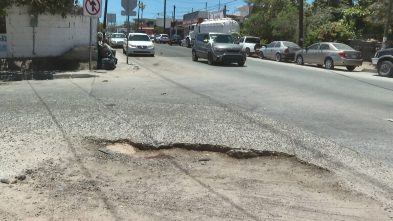 Baches sobre calle pavimentada