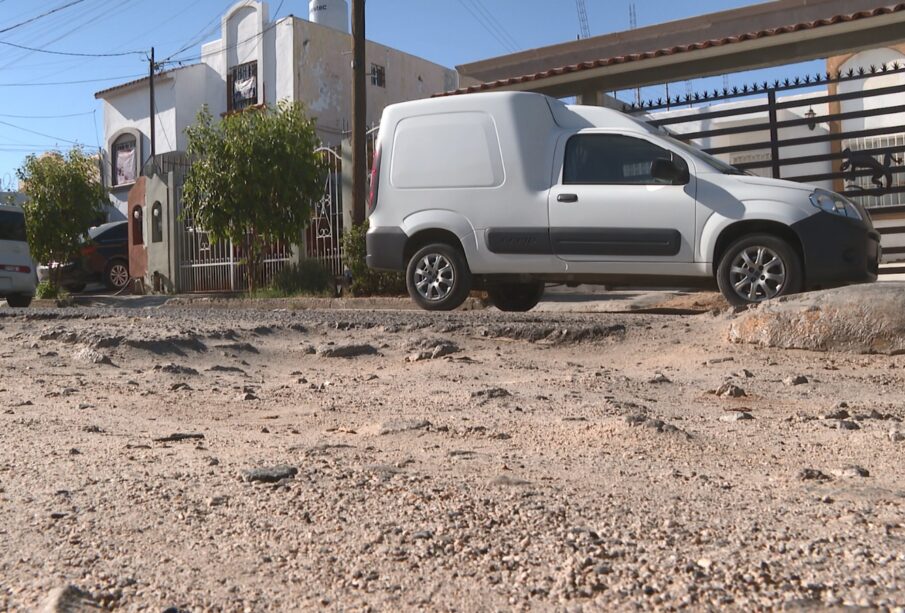 Baches y arena en la calle El Chamizal en la colonia Villas de La Joya.