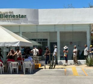 Largas filas en el banco del bienestar