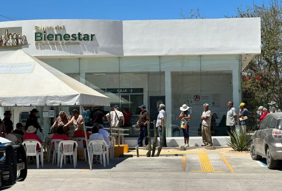 Largas filas en el banco del bienestar