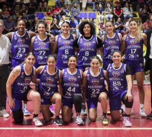 Basquetbolista sudcaliforniana Fernanda Fausto junto al equipo de las Lobas de Aguascalientes.