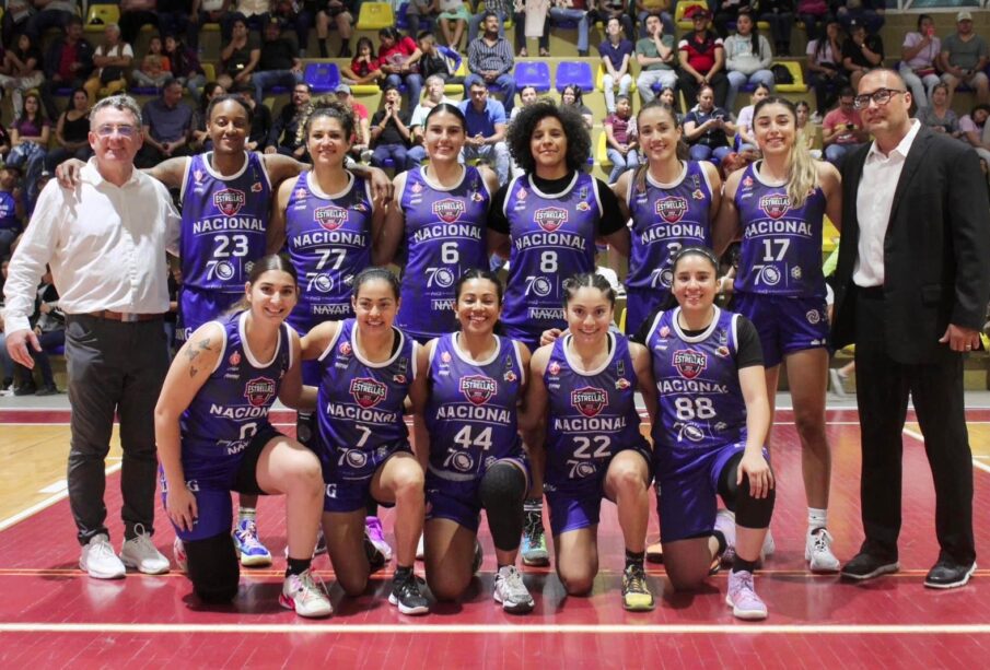 Basquetbolista sudcaliforniana Fernanda Fausto junto al equipo de las Lobas de Aguascalientes.