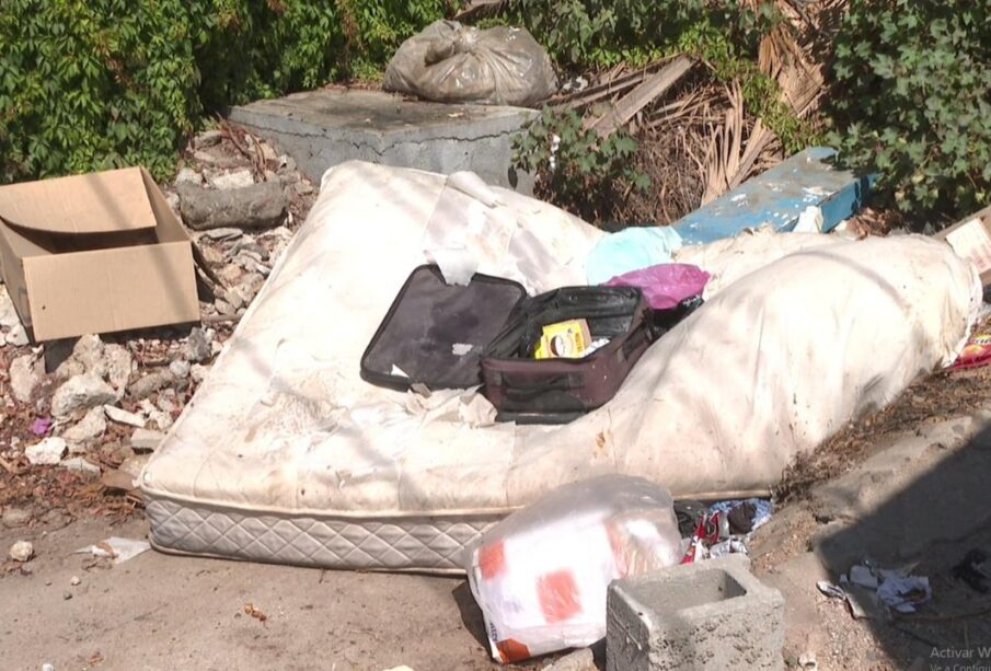 Basura y escombros tirados en la calle