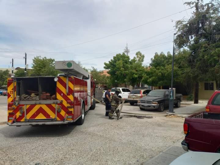 Bomberos sofocando fuego en una vivienda de la colonia Solidaridad.