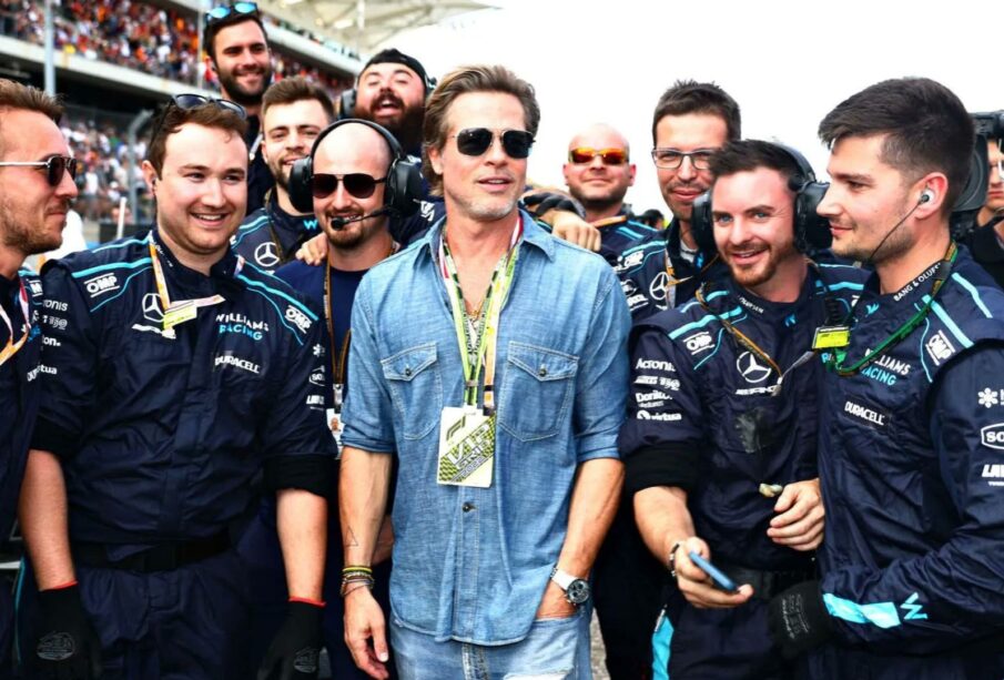 Brad Pitt junto a miembros de la Fórmula 1