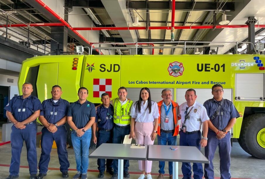 Camión cisterna donado por aeropuerto a bomberos