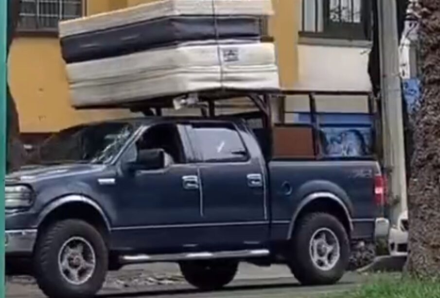 Camioneta de compra de cosas de segunda mano circulando en las calles de la Ciudad de México.