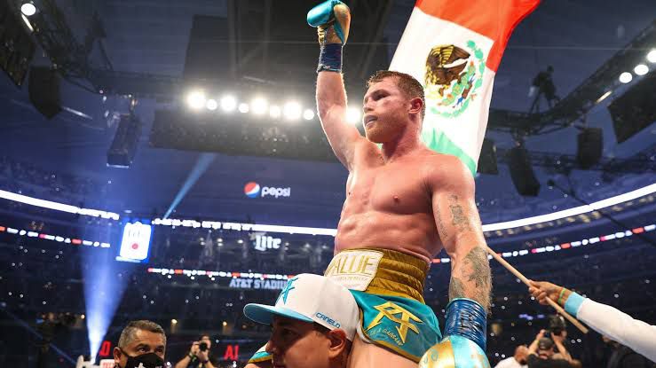 Canelo disfrutando de victoria tras pelea