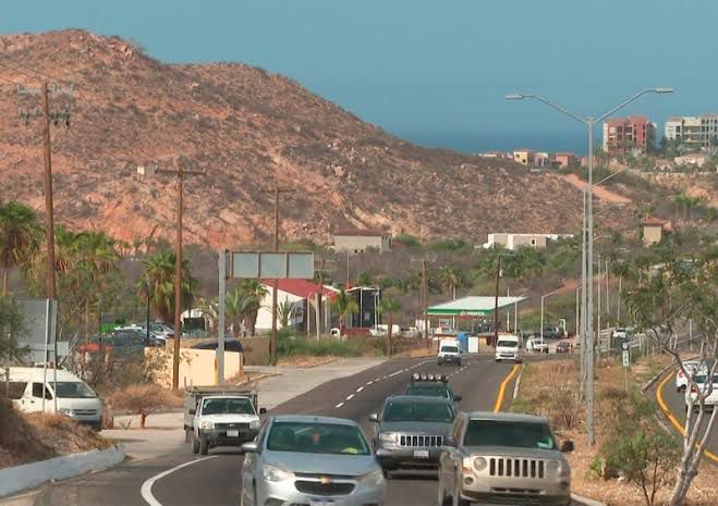 Carros transitando por la carretera a la altura de Cerro Colorado