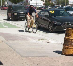 Ciclista circulando por la calle junto a vehículos