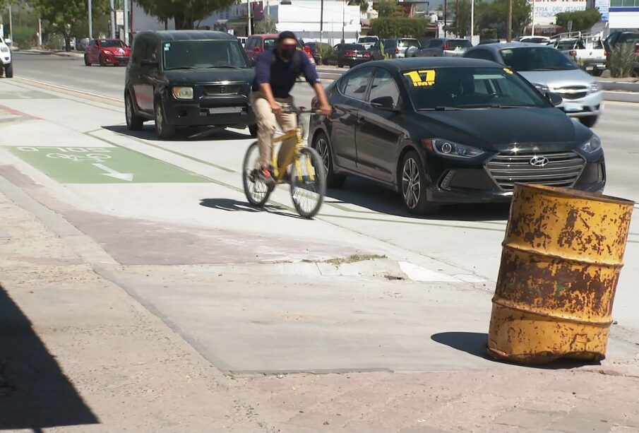 Ciclista circulando por la calle junto a vehículos