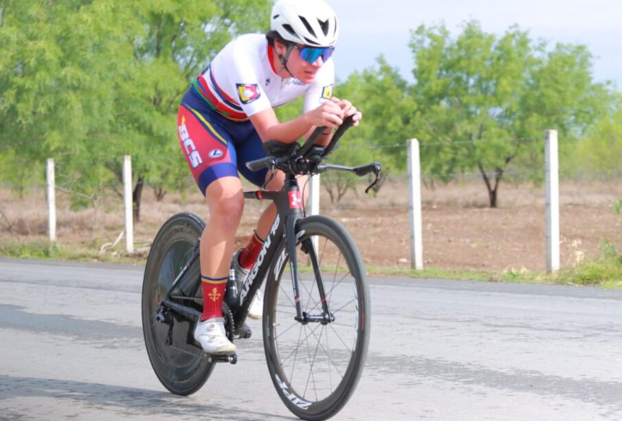 Ciclista paceño entrenando para los CONADE 2023.