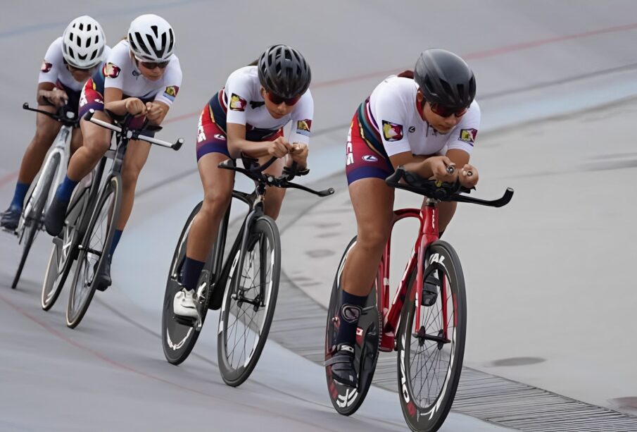 Ciclistas sudcalifornianos durante competencia.