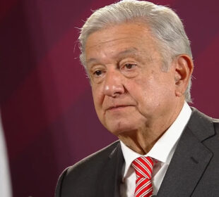 Close up de AMLO serio