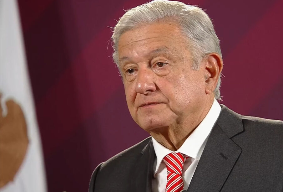 Close up de AMLO serio