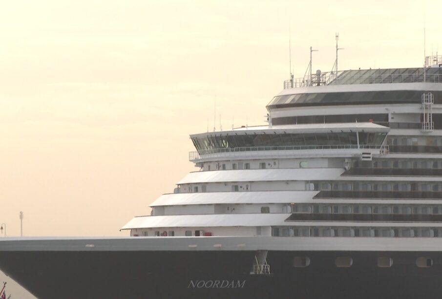 Crucero arribando a bahía de Cabo San Lucas.