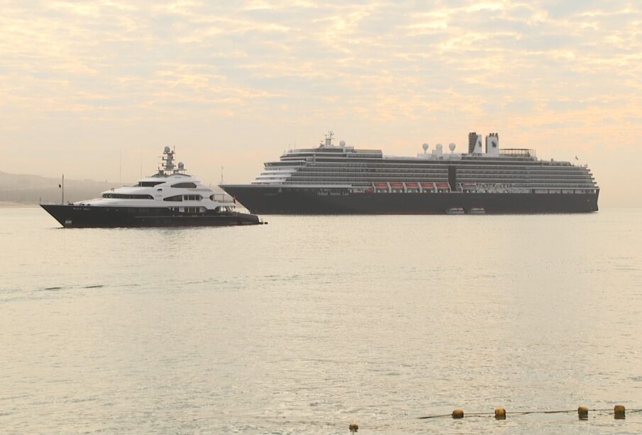 Cruceros arribando a bahía de Cabo San Lucas.