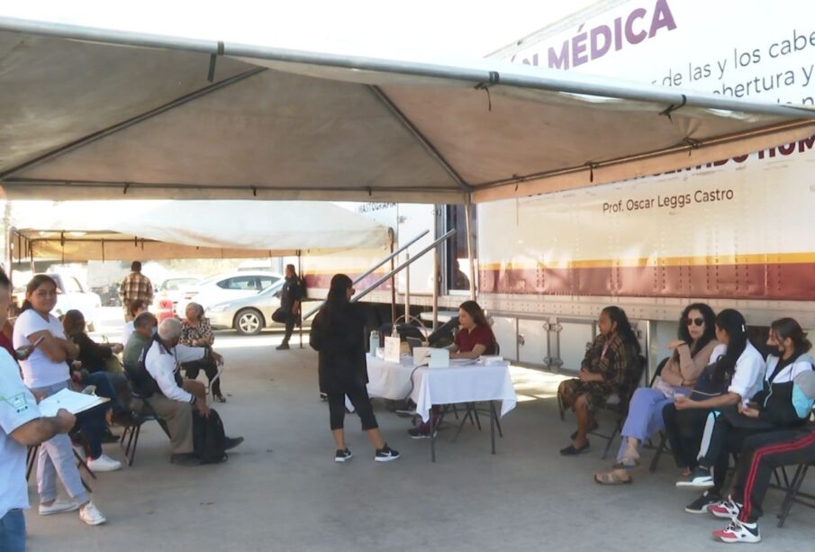 Grupo de personas esperando por atención médica