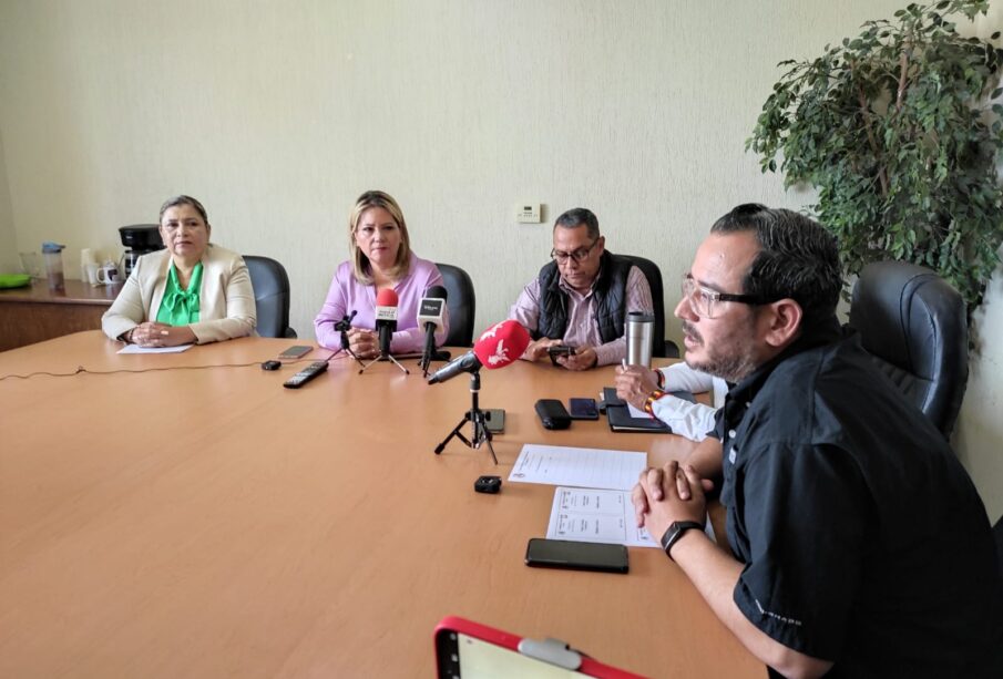 Diputados en rueda de prensa