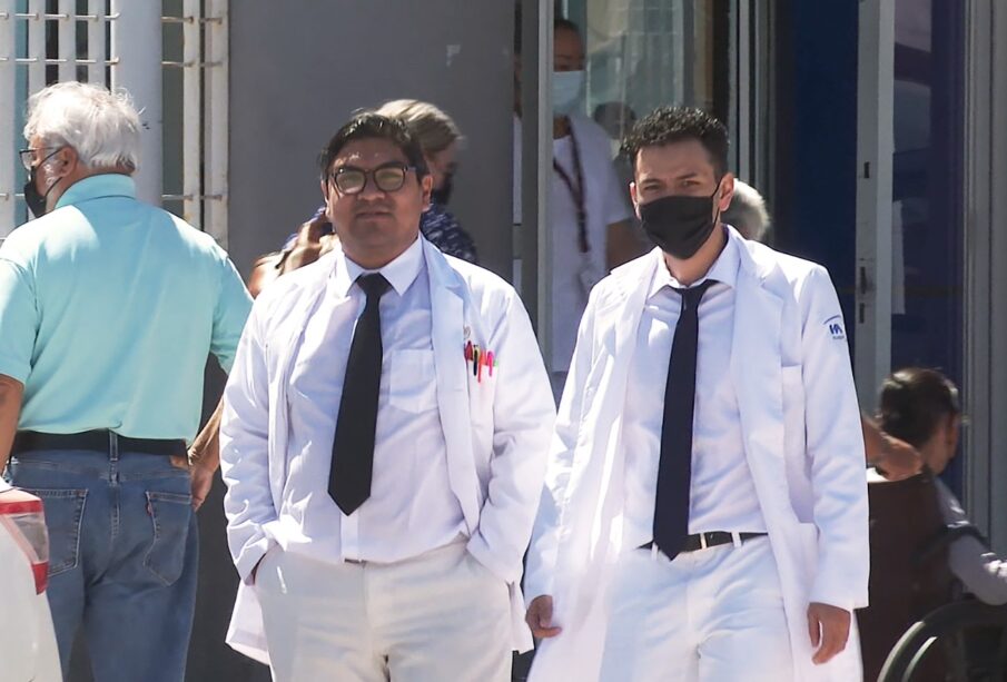 Doctores del IMSS afuera de hospital.