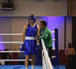 Emiliano Reducindo en el ring junto a su entrenador