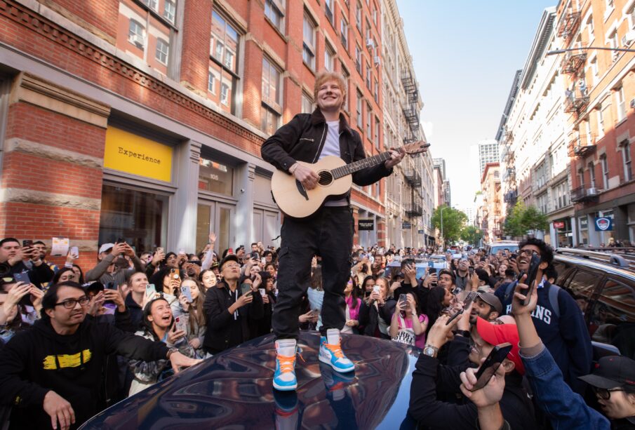 Ed Sheeran ofreciendo un concierto callejero en Nueva York tras ganar juicio.