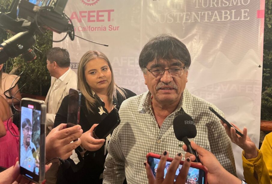 El alcalde de Los Cabos Oscar Leggs Castro en la rueda de prensa de AFEET.