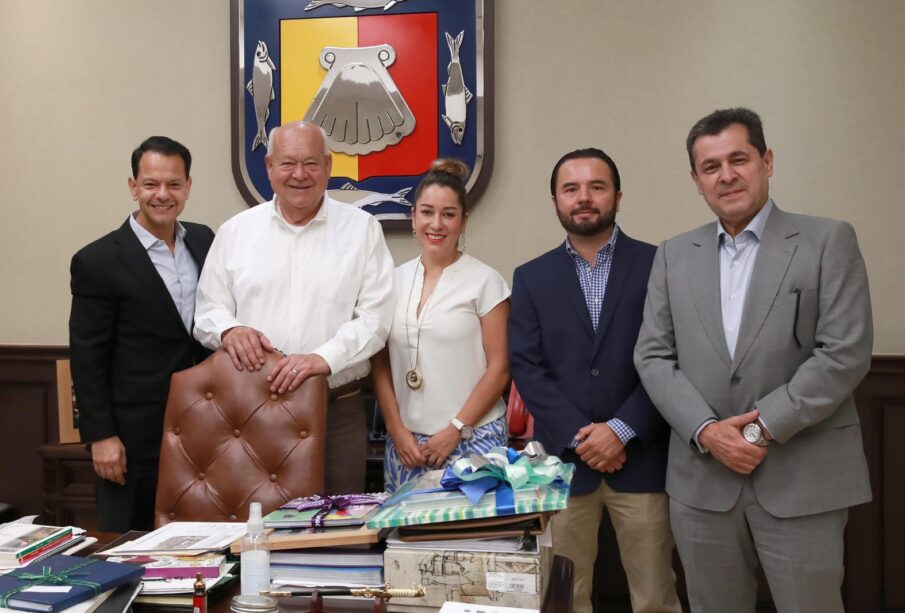 El gobernador Víctor Manuel Castro Cosío en reunión con empresarios de la cadena nacional Farmacias del Ahorro.