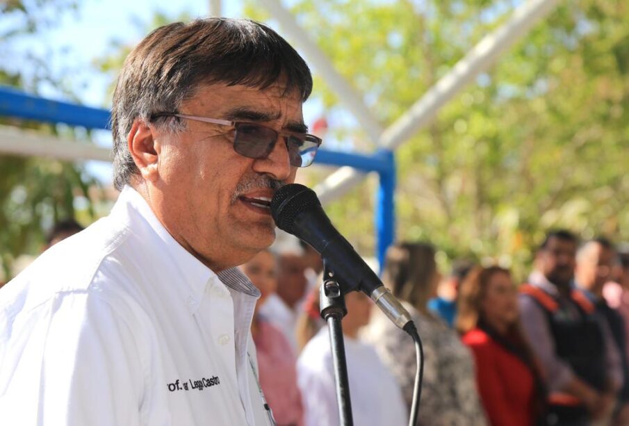 El presidente municipal Oscar Leggs Castro durante los honores a la bandera.