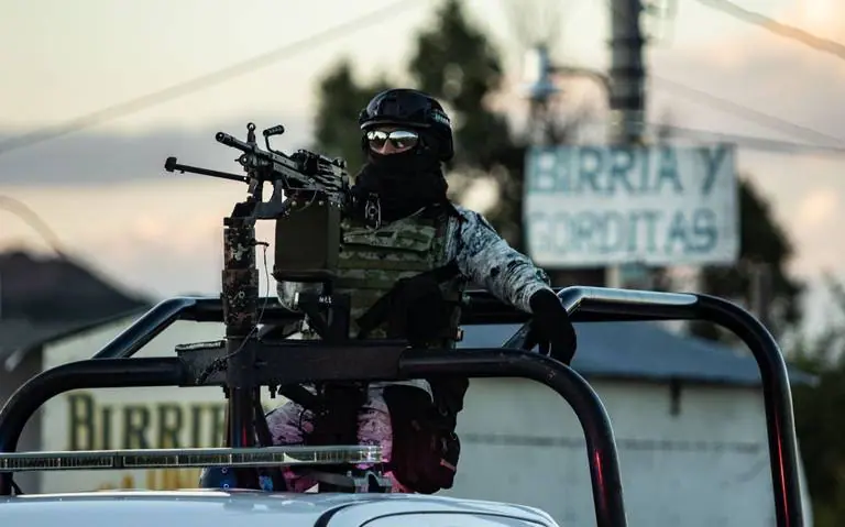 Elemento del ejercito sobre camioneta con ametralladora