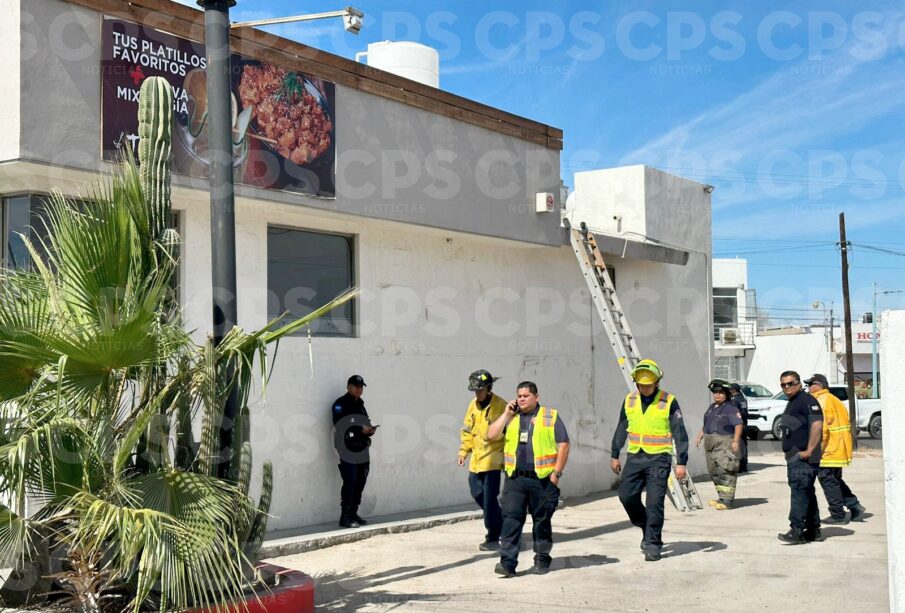 Elementos de bomberos atendiendo fuga de gas