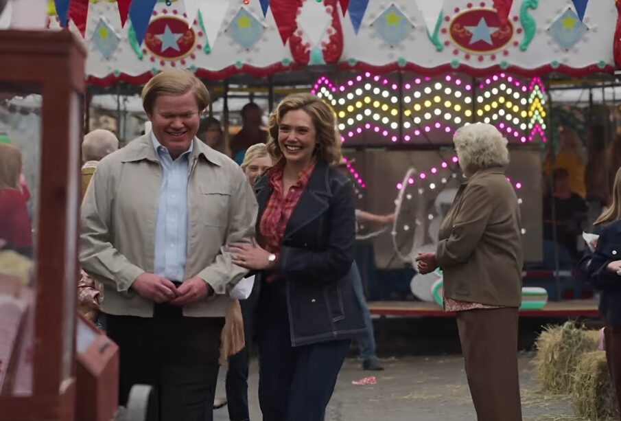 Elizabeth Olsen y Jesse Plemons en la serie Love and Death.