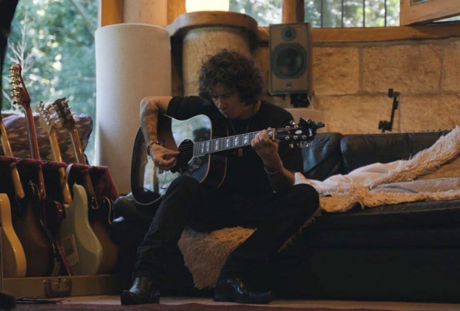 Enrique Bunbury tocando la guitarra