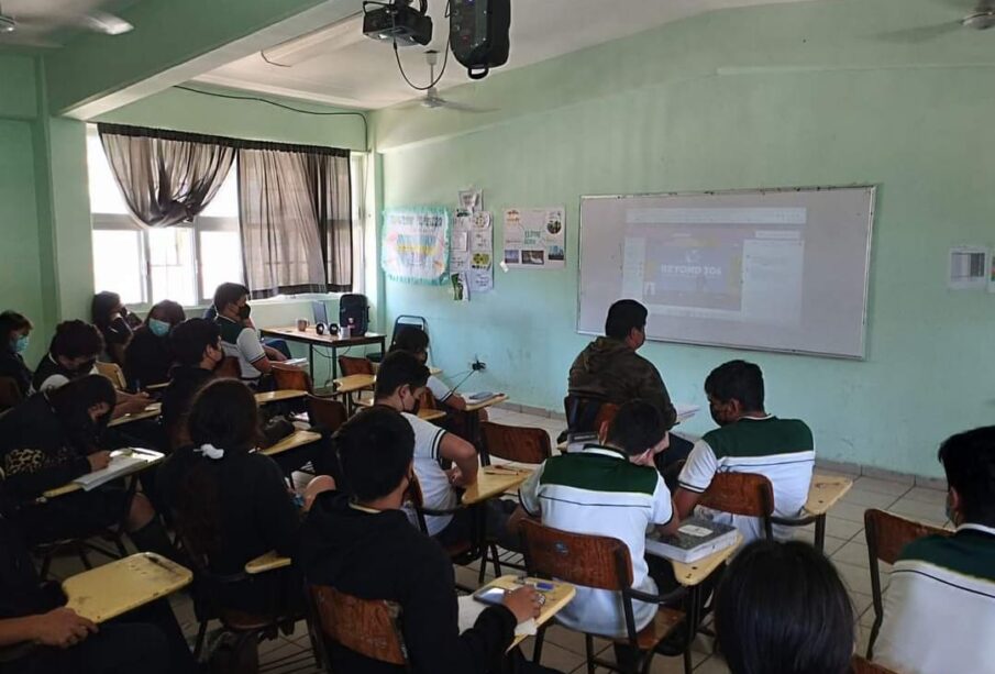 Estudiantes de nivel básico en un aula.