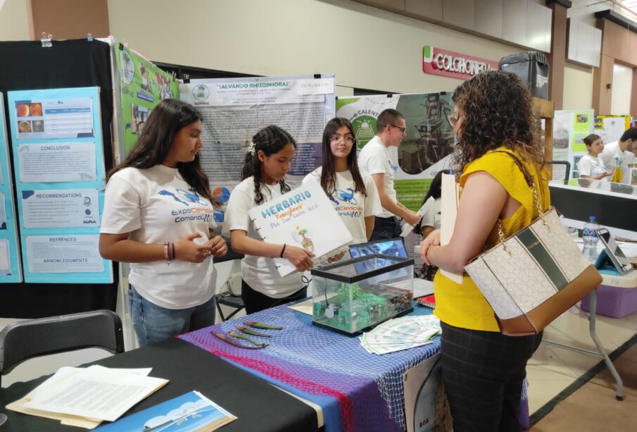 Estudiantes sudcalifornianos en la Expo Ciencia 2023.